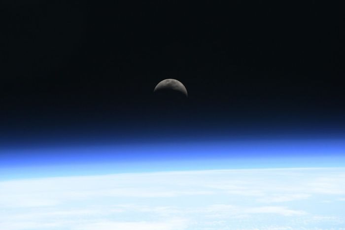 Mặt trăng mọc trên bầu khí quyển.