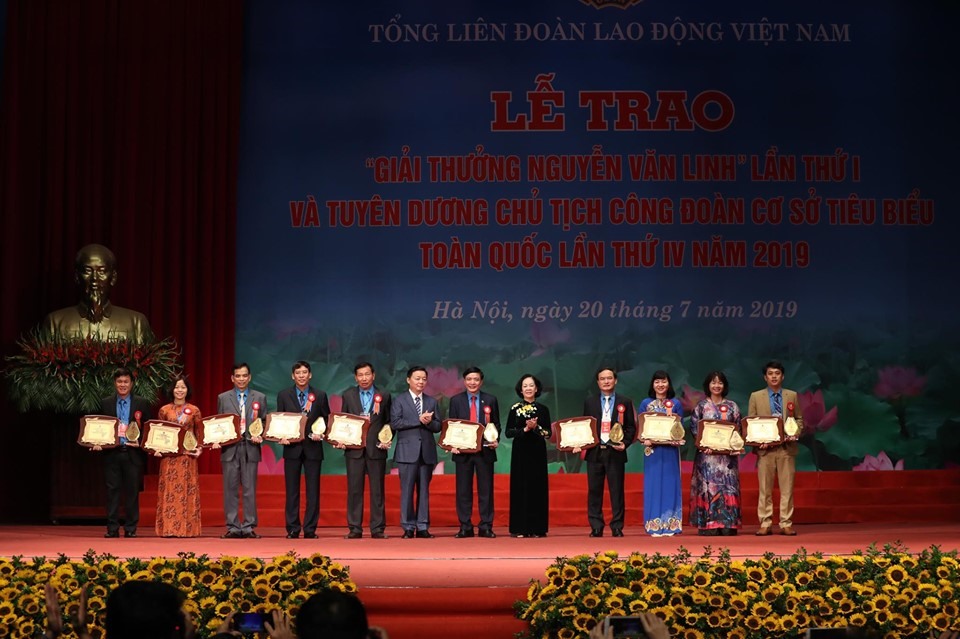 10 đồng chí được trao Giải thưởng Nguyễn Văn Linh là 10 bông hoa tiêu biểu trong rừng hóa sáng kiến, sáng tạo của cán bộ CĐ.