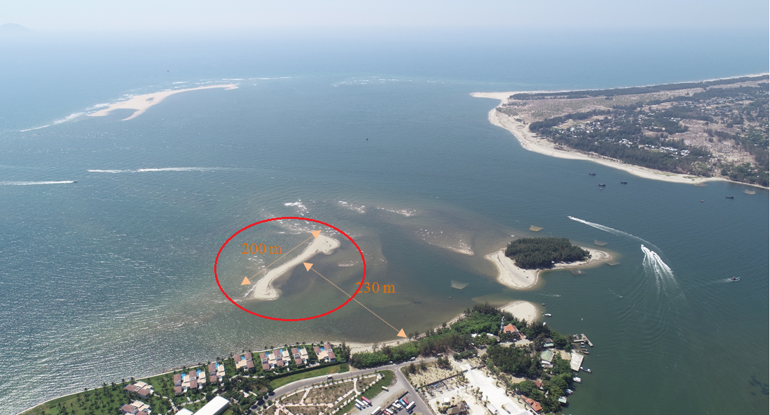 Cồn cát mới xuất hiện tại vùng biển Cửa Đại (khu vực khoanh tròn màu đỏ). Ảnh: TCPCTT.