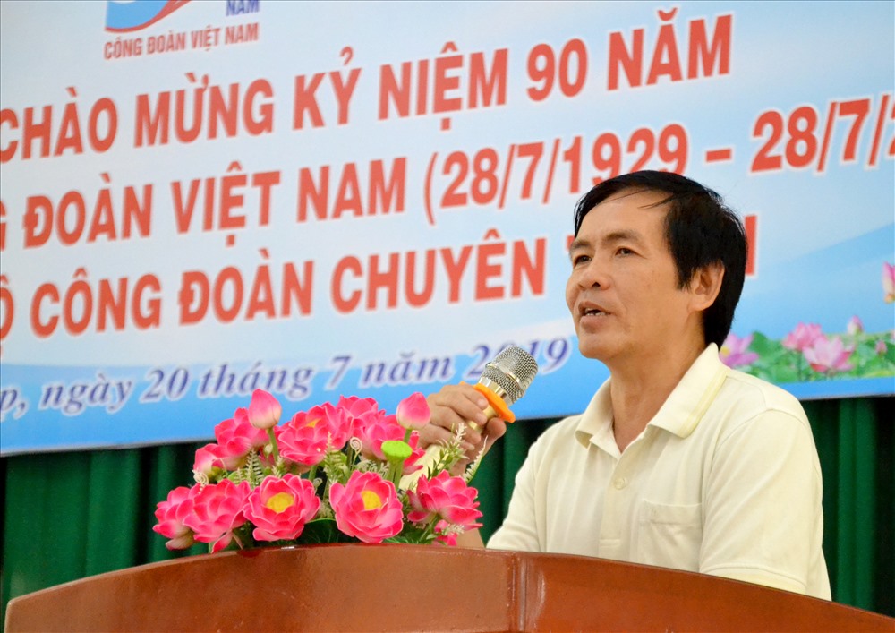 Chủ tịch LĐLĐ Đồng Tháp Trần Hoàng Vũ tóm tắt ôn lại lịch sử vẻ vang của CĐ Việt Nam. Ảnh: Lục Tùng