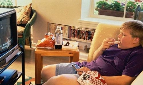 Nhiều người còn có thói quen ăn quá nhiều trong khi xem truyền hình có thể dẫn đến béo phì... Ảnh minh họa.
