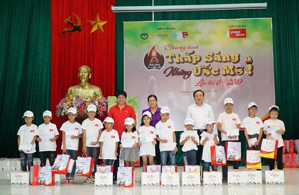 Đại diện Vietjet cùng ban tổ chức chương trình “Thắp sáng những ước mơ” trao quà, học bổng cho các bạn nhỏ tại Thái Nguyên