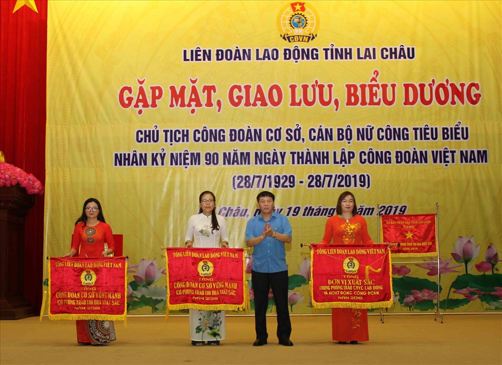 Đại diện Tổng LĐLĐ Việt Nam trao cờ thi đua cho các các tập thể