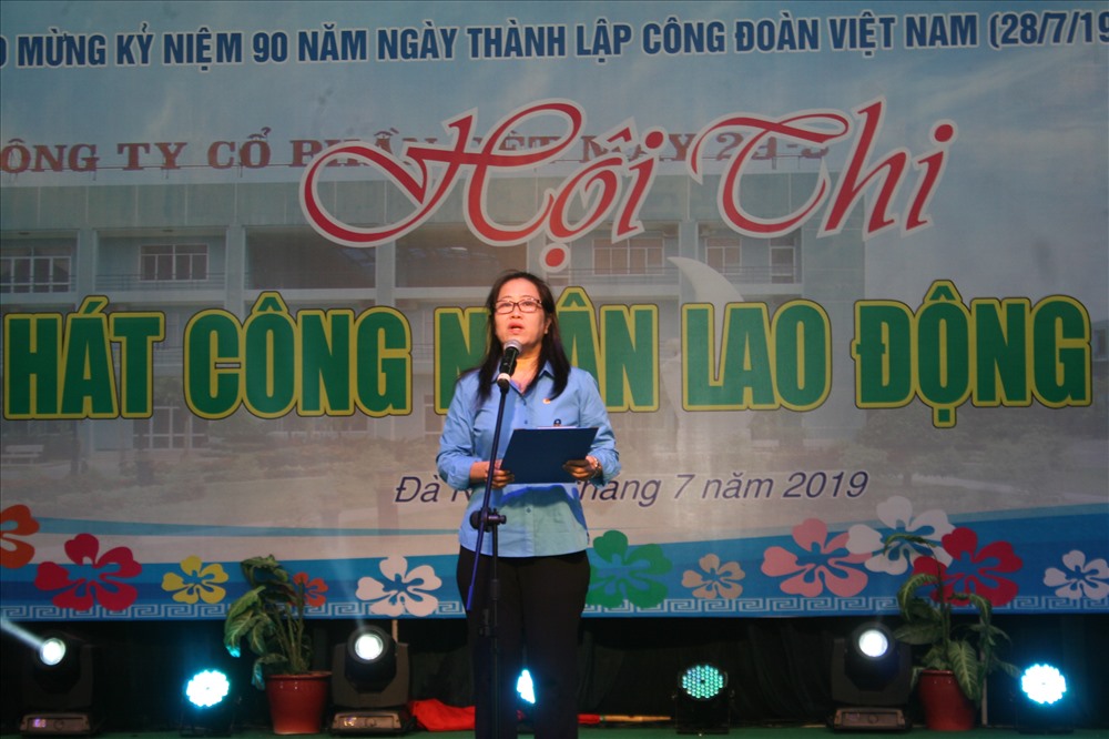 Bà Lê Thị Hải Châu - Chủ tịch CĐCS phát biểu khai mạc hội thi. ảnh: H.Vinh