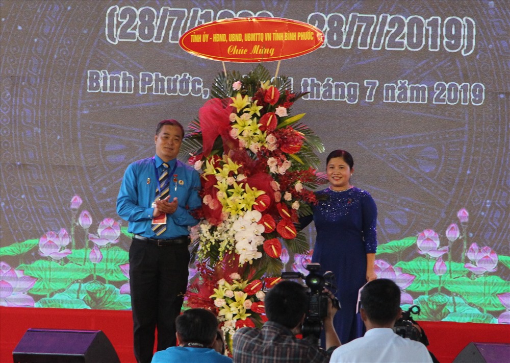 Bà Trần Tuệ Hiền - Phó Bí thư Thường trực Tỉnh ủy Bình Phước tặng hoa chúc mừng kỷ niệm 90 năm thành lập tổ chức công đoàn Việt Nam.