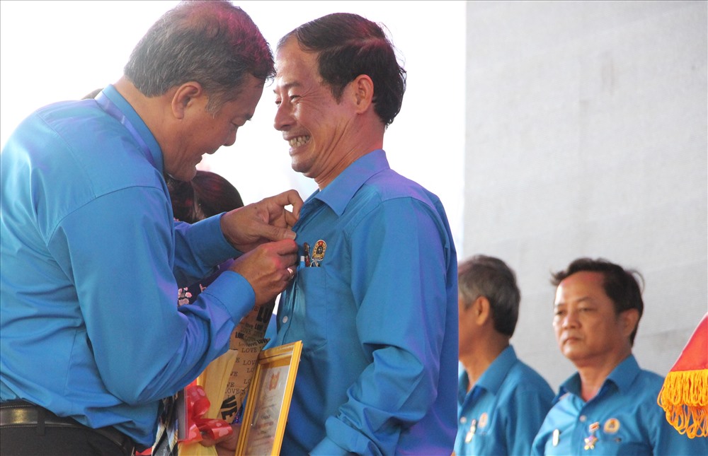 Ông Nguyễn Hồng Trà - Chủ tịch LĐLĐ tỉnh Bình Phước trao kỷ niệm chương cho cán bộ công đoàn có nhiều đóng góp cho sự phát triển của tổ chức công đoàn.