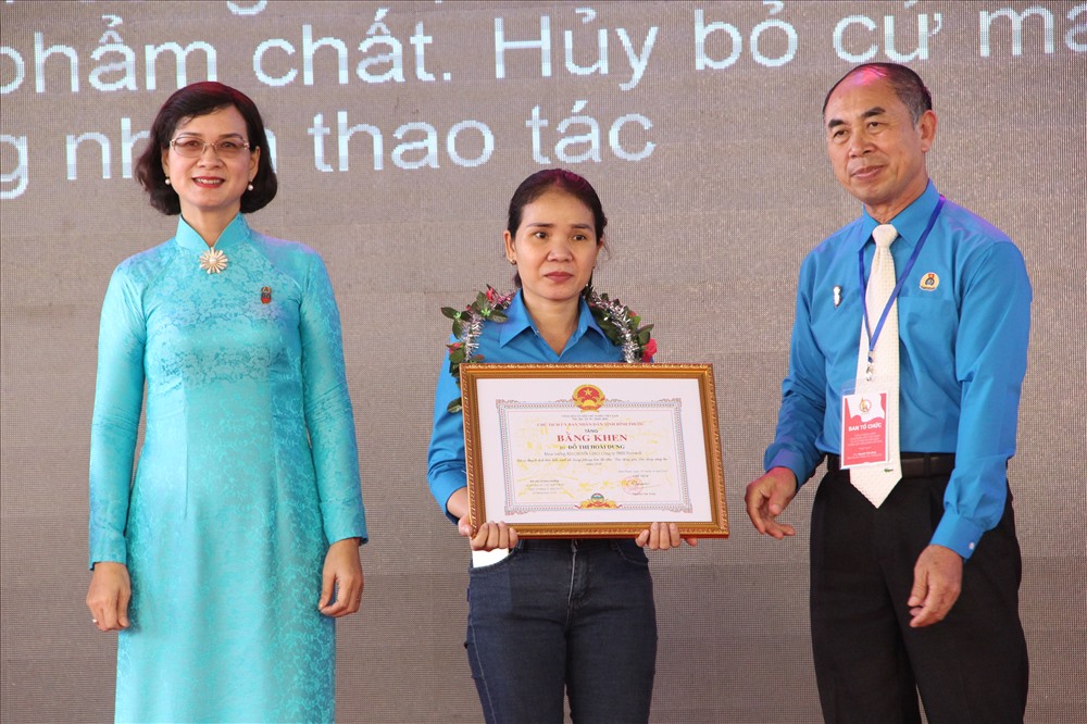 Ông Nguyễn Tiến Dũng - PCT UBND tỉnh Bình Phước và bà Trần Tuyết Minh -  Trưởng Ban Tuyên giáo Tỉnh ủy trao bằng khen của UBND tỉnh cho cán bộ công đoàn tiêu biểu.