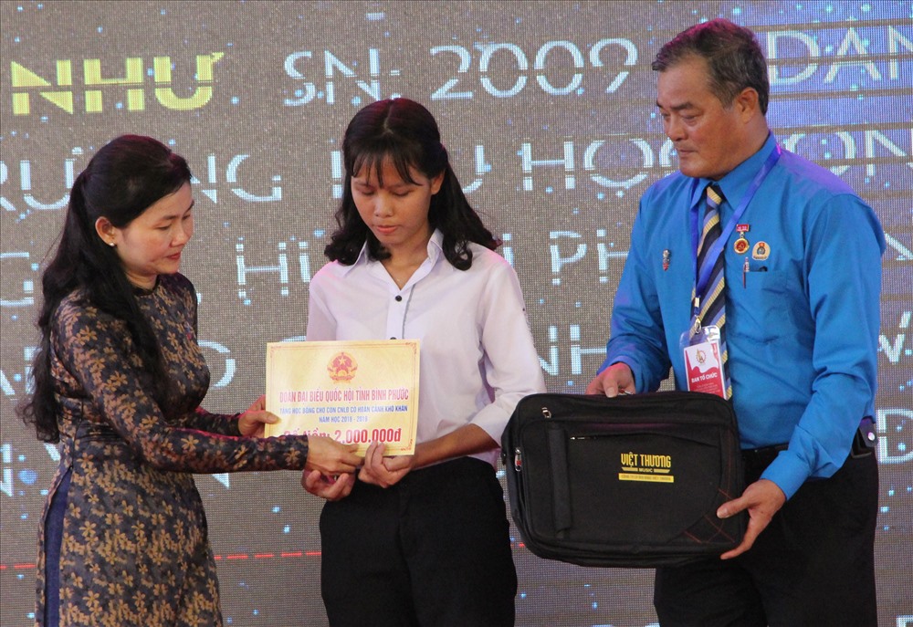 Dịp này LĐLĐ tỉnh Bình Phước cũng trao 90 suất học bổng cho con em công nhân vượt khó với số tiền 131 triệu đồng.
