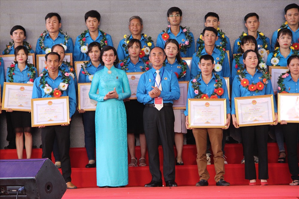 UBND tỉnh Bình Phước trao bằng 90 Chủ tịch CĐCS tiêu biểu.