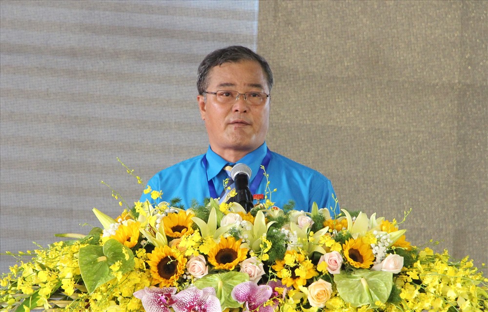 Ông Nguyễn Hồng Trà - Chủ tịch LĐLĐ tỉnh Bình Phước phát biểu ôn lại truyền thống tổ chức công đoàn trong buổi lễ.