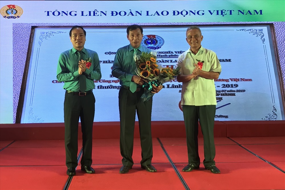 Ông Vũ Tiến Dũng (giữa) trao tặng số tiền thưởng 10 triệu đồng của giải thưởng Nguyễn Văn Linh đến Quỹ TLV Lao Động