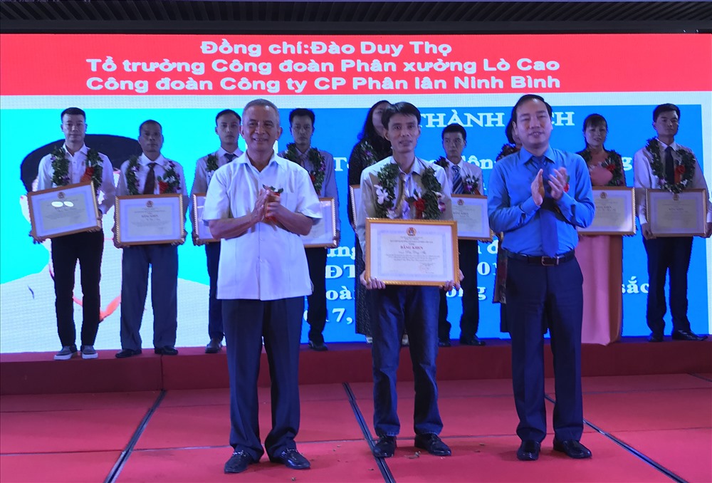Ông Đặng Ngọc Tùng - nguyên Chủ tịch Tổng LĐLĐ Việt Nam trao thưởng cho Tổ trưởng Công đoàn tiêu biểu