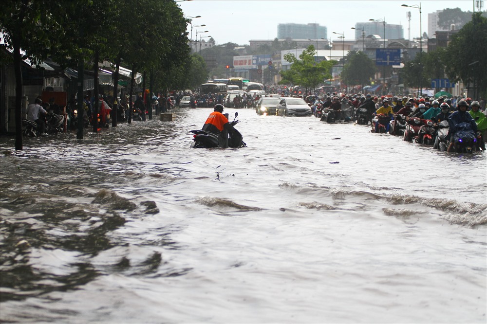 Nước ngập như sông trên đường Phạm Văn Đồng.  Ảnh: M.Q