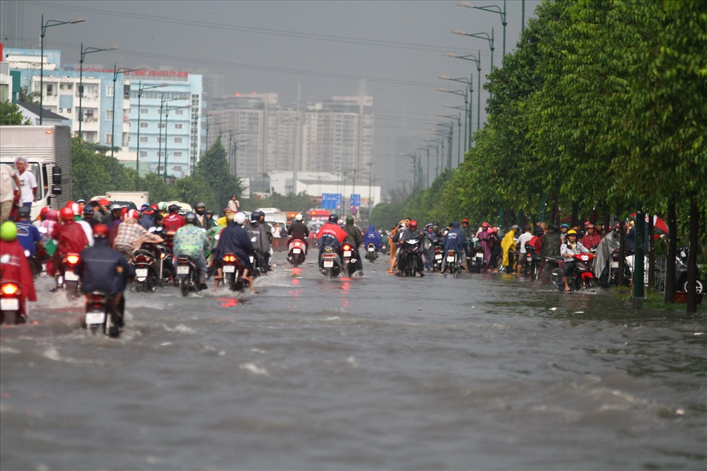 Đường Phạm Văn Đồng được đầu tư hệ thống thoát nước bài bản nhưng chưa đồng bộ với khu vực xung quanh nên mưa vẫn ngập.  Ảnh: M.Q