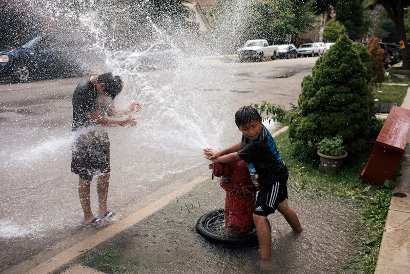 Vầy nước là cách chống nóng hữu hiệu của trẻ em ở thành phố Chicago.