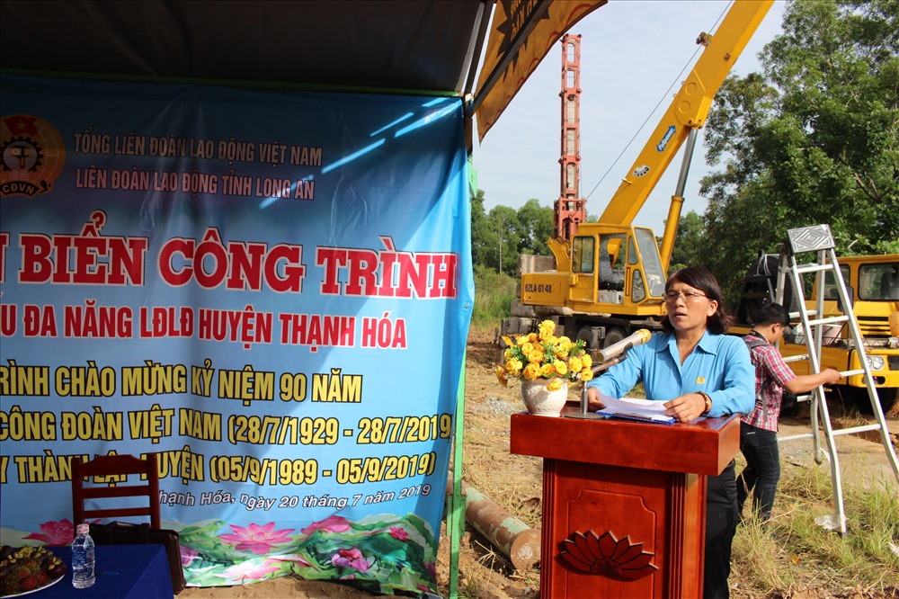 Phó Chủ tịch LĐLĐ tỉnh Long An - bà Lê Thị Thu Cúc phát biểu tại buổi lễ. Ảnh: Kỳ Quan.