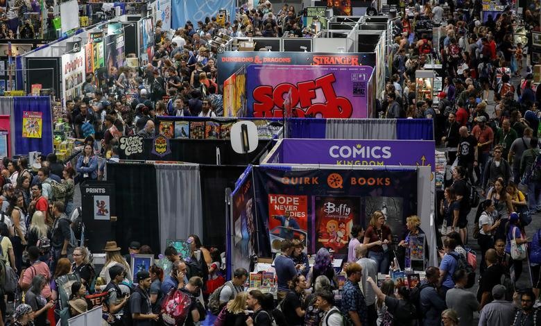 Những người tham dự lễ hội văn hóa đại chúng Comic-Con International tập trung trong đêm khai mạc tại San Diego, California.