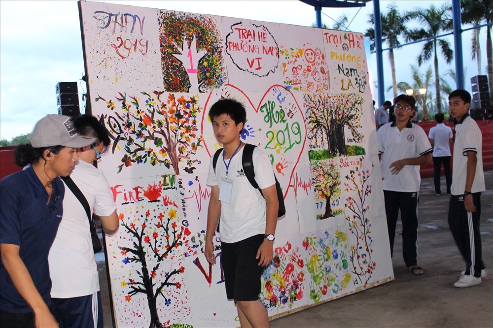 Bức tranh là tác phẩm tập thể của 530 học sinh dự trại hè. Ảnh: Kỳ Quan.