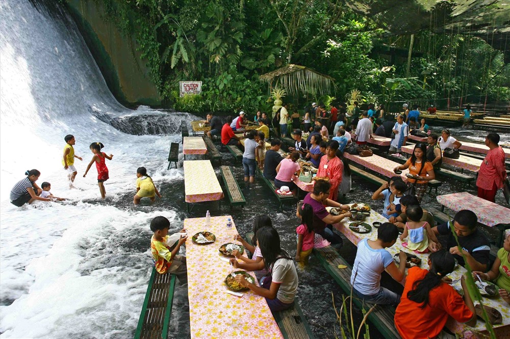 Nhà hàng độc đáo ở Philippines giúp thực khách vừa ăn vừa hòa mình với nước thác mát lạnh. Ảnh: T. L.