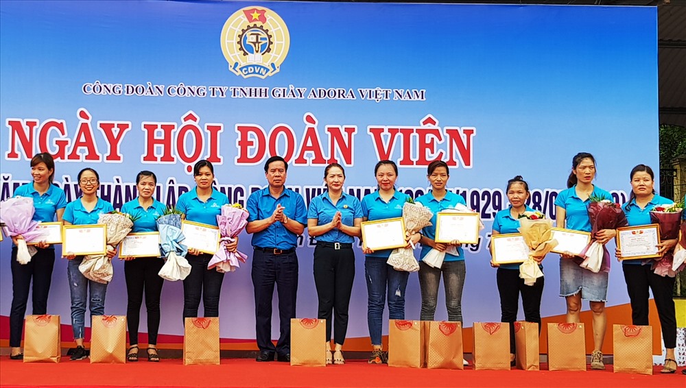 Đại diện lãnh đạo LĐLĐ tỉnh Ninh Bình trao giấy khen cho các cán bộ CĐ tiêu biểu. Ảnh: NT