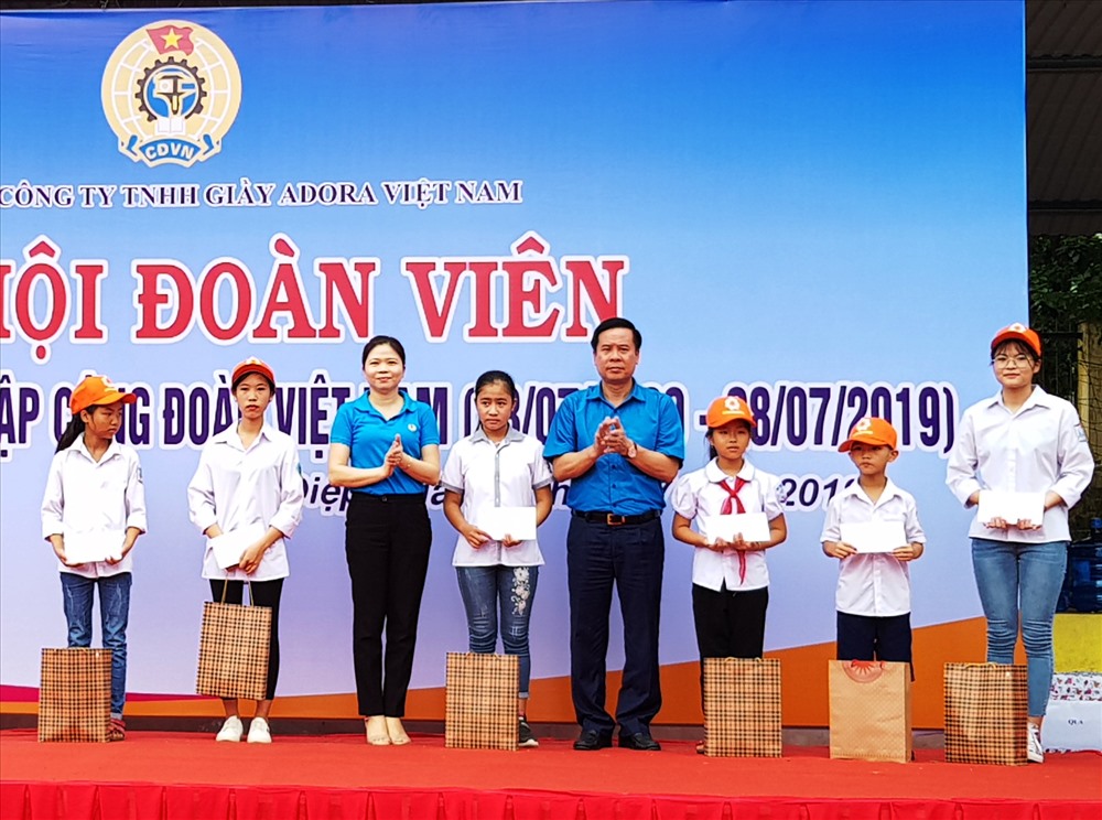 Đại diện lãnh đạo LĐLĐ tỉnh Ninh Bình và LĐLĐ thành phố Tam Điệp trao quà cho con CNLĐ đạt thành tích cao trong học tập. Ảnh: NT