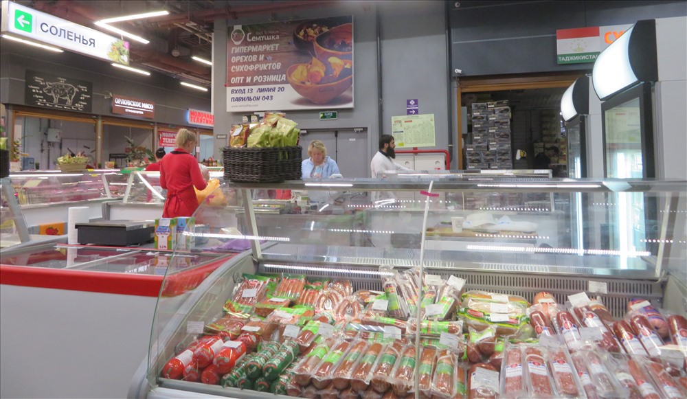 Ê hề thực phẩm Nga và ngoại nhập tại chợ đầu mối “Food City” Mátxcơva. Ảnh: Nguyễn Thị Thùy Ân