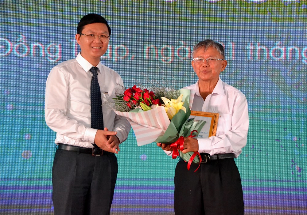 Trao ủng hộ Quỹ Khuyến học Nguyễn Sinh Sắc 1 tỷ đồng. Ảnh: Lục Tùng