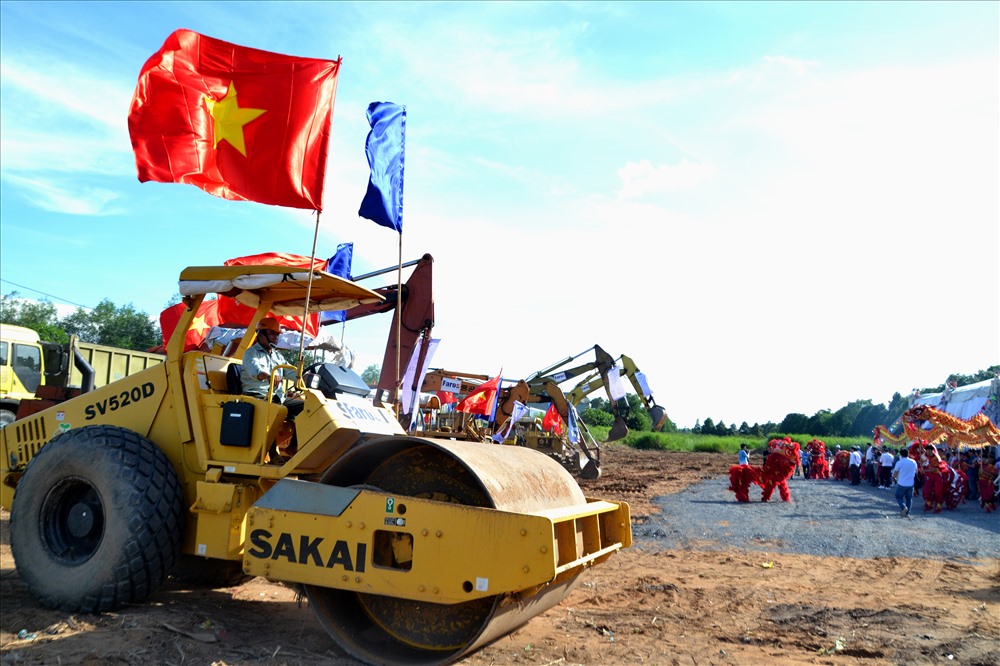 Lực lượng thi công khởi động. Ảnh: Lục Tùng