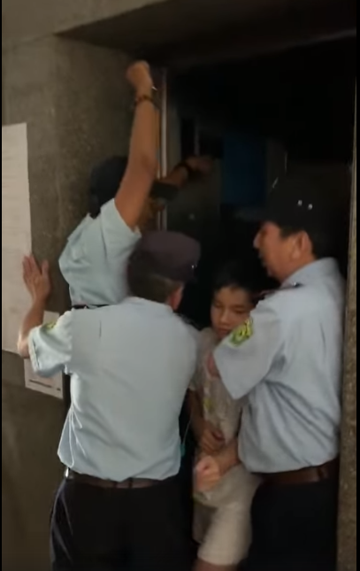 Giải cứu bé trai bị mắc kẹt trong thang máy chung cư