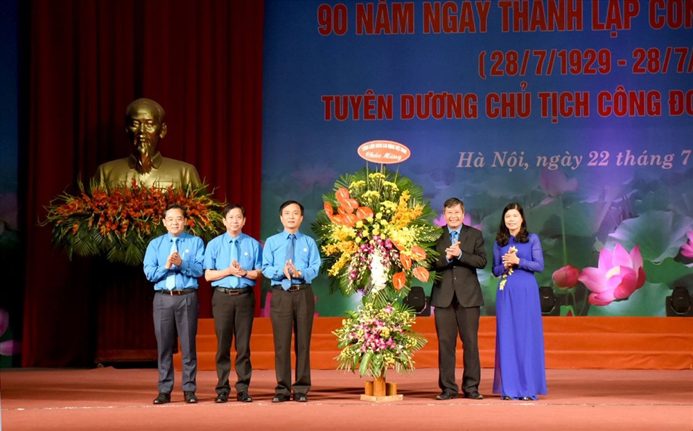 Phó Chủ tịch Thường trực Tổng LĐLĐVN Trần Thanh Hải tặng hoa chúc mừng LĐLĐ TP.Hà Nội. Ảnh: H.A