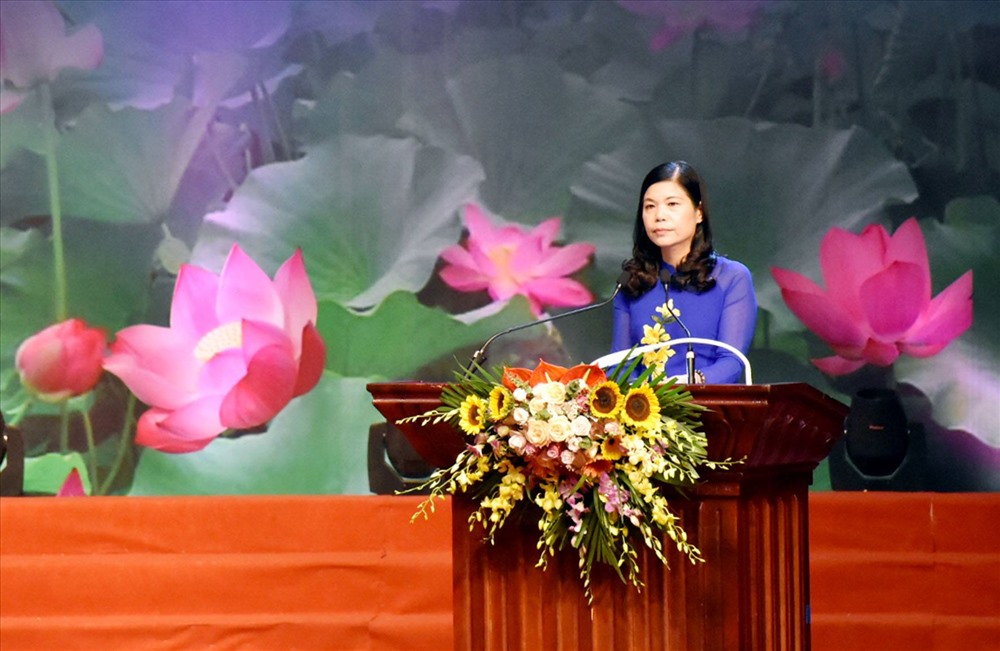 Đồng chí Đặng Thị Phương Hoa - Phó Chủ tịch thường trực LĐLĐ TP.Hà Nội phát biểu tại buổi lễ. Ảnh: H.A
