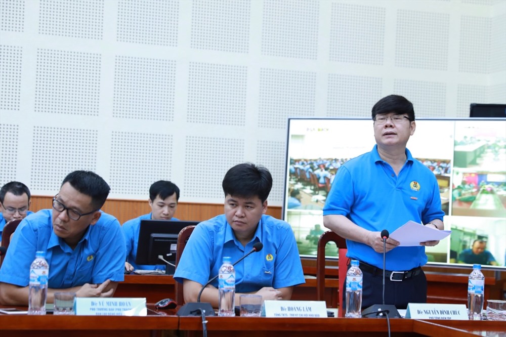 Đồng chí Nguyễn Đình Chúc, Phó Tổng Biên tập Báo Lao Động trình bày dự thảo báo cáo sơ kết 6 tháng đầu năm 2019.