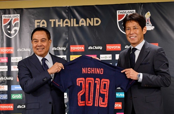 Tân HLV ĐT Thái Lan Akira Nishino cũng dự khán trận đấu và ít nhiều e dè về phong độ chói sáng của thủ thành số 1 Việt Nam, đối thủ của ông ở vòng loại World Cup 2022 sắp tới. Ảnh: Siam Sport