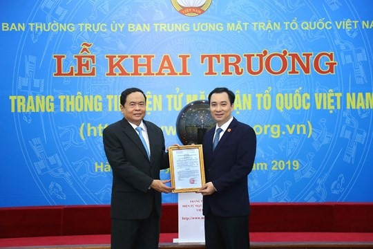 Chủ tịch UBTƯ MTTQ Việt Nam Trần Thanh Mẫn trao quyết định bổ nhiệm Trưởng ban Biên tập Trang thông tin điện tử MTTQ Việt Nam cho ông Vũ Văn Tiến.