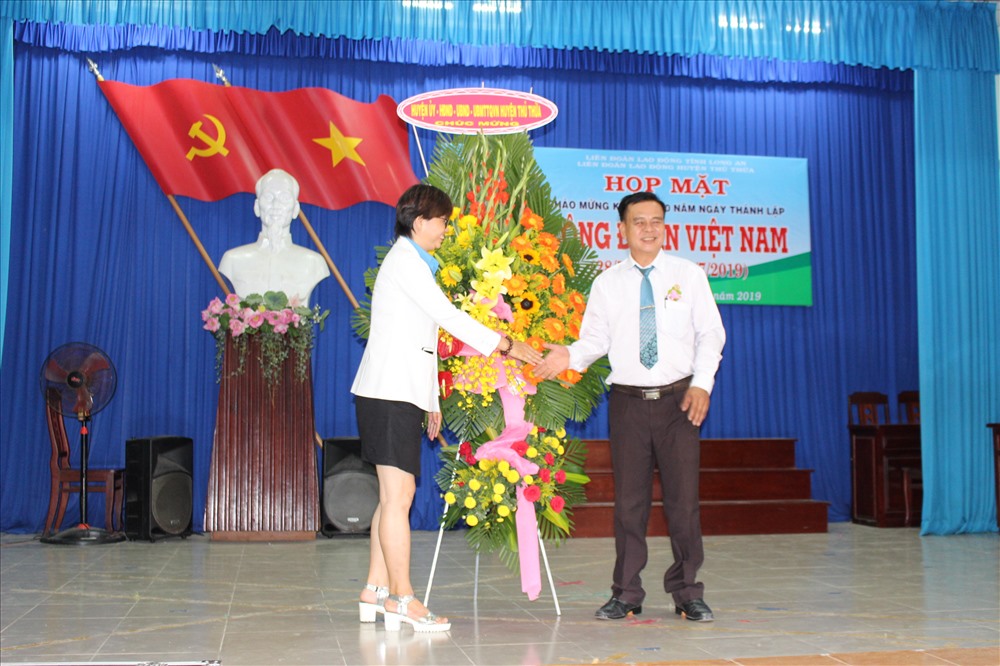 Bí thư Huyện ủy Thủ Thừa tặng hoa mừng Ngày thành lập CĐVN.