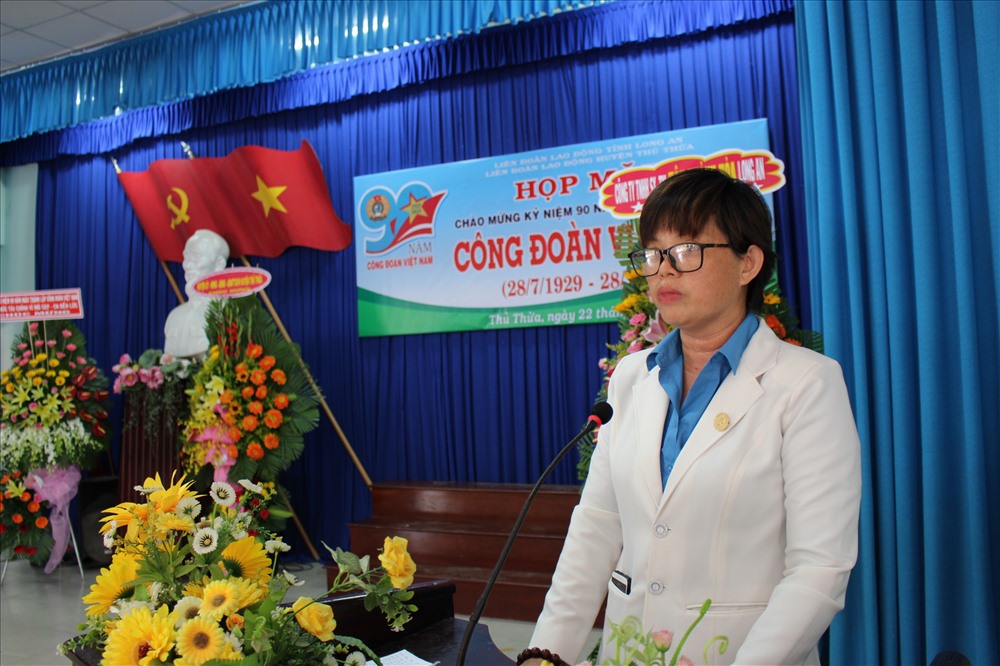 Chủ tịch LĐLĐ huyện Nguyễn Thị Thu Tâm ôn lại lịch sử CĐVN.