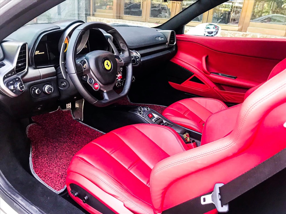 Siêu xe Ferrari 458 Spider sở hữu ngoại thất sơn màu trắng đi kèm bộ mâm sơn màu tối và kẹp phanh màu vàng nổi bật. Bên trong nội thất được bọc da đỏ đun.