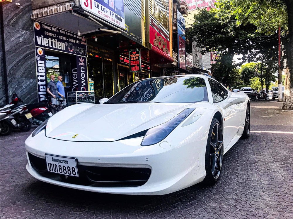 Siêu xe mui trần Ferrari 458 Spider này đã bị bắt gặp lăn bánh tại Sài Gòn. Trước đó ngày 16/7, siêu xe này từng xuất hiện tại Vinh, Nghệ An với biển số tứ quý 8 của Lào.