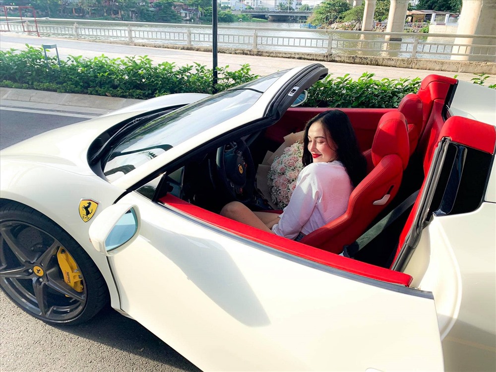 Được biết, cô gái trẻ sở hữu chiếc siêu xe Ferrari 458 Spider biển “khủng” có tên là An Khương, cô là một hot girl trên mạng xã hội với hơn 12.000 người theo dõi.