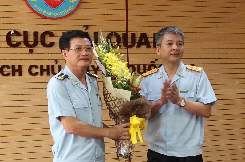 Phó Tổng cục trưởng Tổng cục Hải quan Mai Xuân Thành chúc mừng ông Nguyễn Tiến Lộc