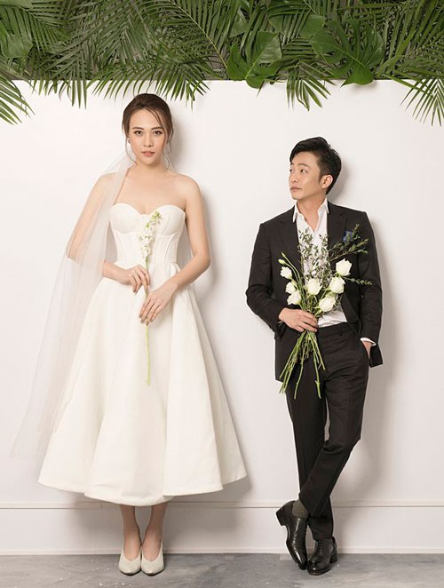 Cường Đô La mặc vest đen, còn cô dâu Đàm Thu Trang diện 6 kiểu váy đều có màu trắng với thiết kế đơn giản nhưng khá thanh lịch, sang trọng.