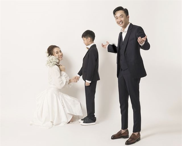 Bất ngờ, trong bộ ảnh cưới còn có sự xuất hiện của bé Subeo- con trai của Cường Đô La và vợ cũ Hồ Ngọc Hà.