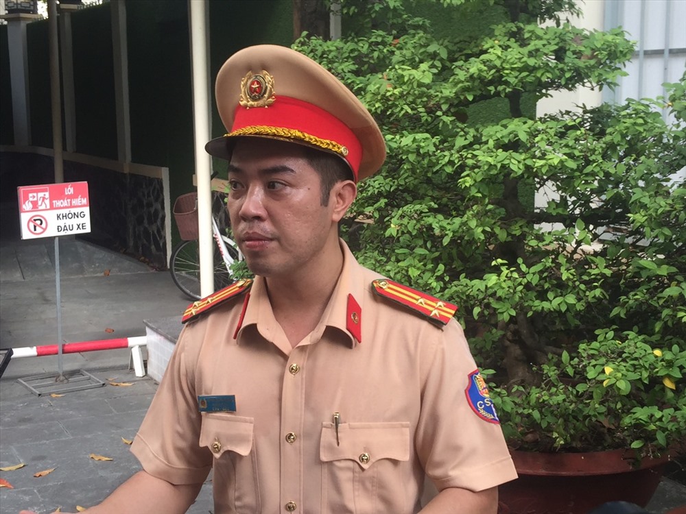 Thượng tá Huỳnh Trung Phong trao đổi với PV Báo Lao Động. Ảnh: Huân Cao