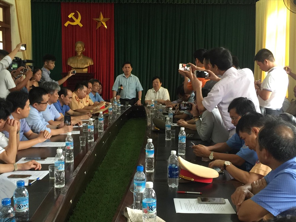 Bộ trưởng GTVT Nguyễn Văn Thể và Chủ tịch UBND tỉnh Hải Dương Nguyễn Dương thái làm việc với các cơ quan chức năng tại trụ sở xã Cộng Hòa - ảnh HH