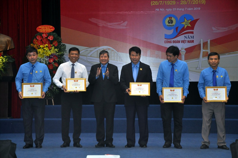 Đồng chí Trần Thanh Hải, Phó Chủ tịch Thường trực Tổng Liên đoàn Lao động Việt Nam trao kỷ niệm chương “Vì sự nghiệp xây dựng tổ chức công đoàn” cho các cá nhân.