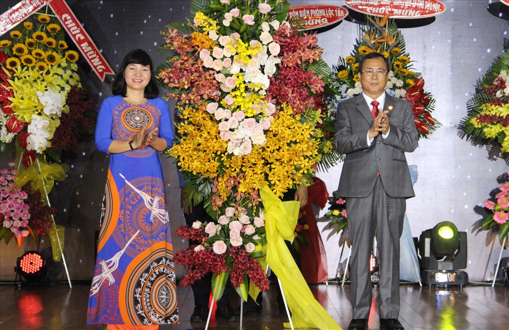 Ông Trần Văn Nam - Ủy viên Trung ương Đảng, Bí thư Tỉnh ủy Bình Dương tặng hoa chúc mừng Kỷ niệm 90 năm Ngày thành lập Công đoàn Việt Nam.