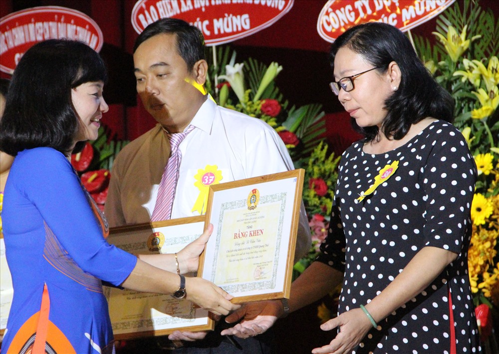 Bà Trương Thị Bích Hạnh trao bằng khen các chủ tịch công đoàn cơ sở có thành tích xuất sắc.