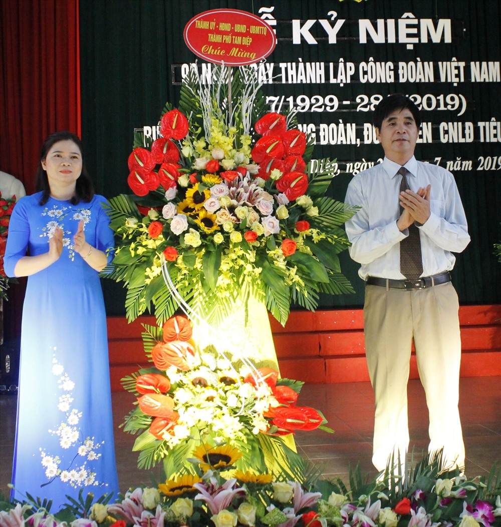 Đại diện lãnh đạo thành phố Tam Điệp tặng hoa chúc mừng LĐLĐ thành phố nhân kỷ niệm 90 năm thành lập CĐ Việt Nam. Ảnh: NT