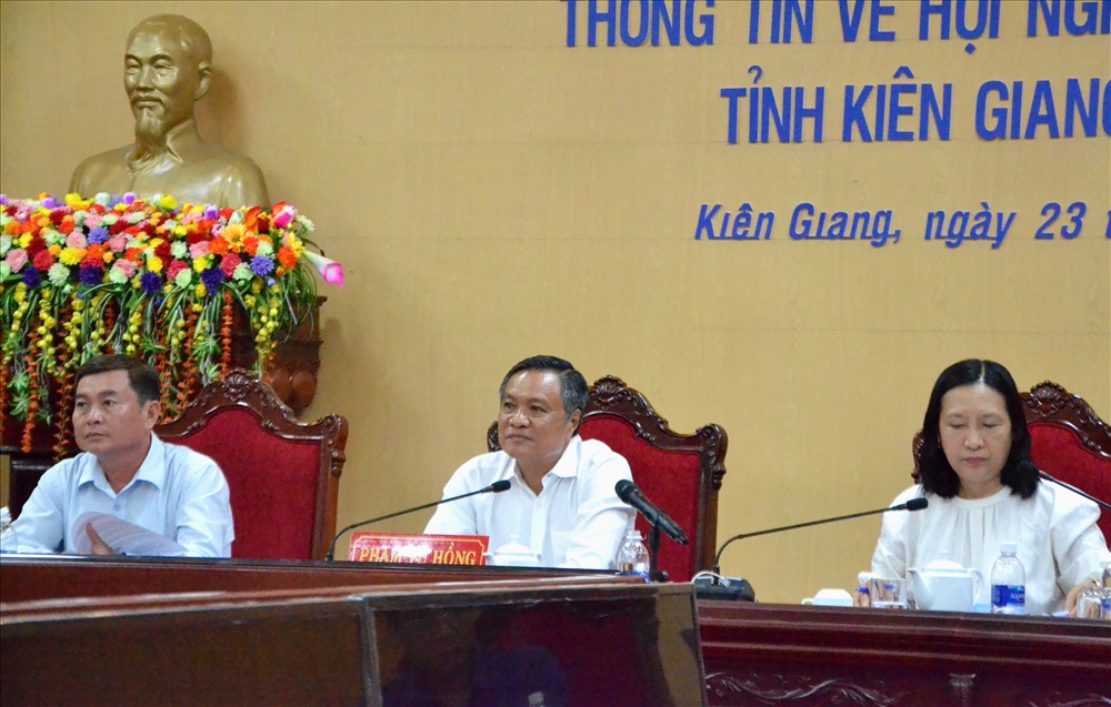 Chủ tịch UBND tỉnh Kiên Giang Phạm Vũ Hồng (giữa) trả lời các câu hỏi báo chí đặt ra. Ảnh: Lục Tùng
