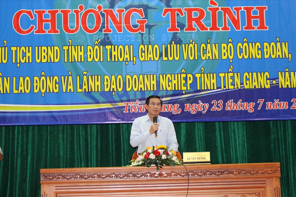 Chủ tịch UBND tỉnh Tiền Giang giải đáp các vấn đề CNLĐ đặt ra.